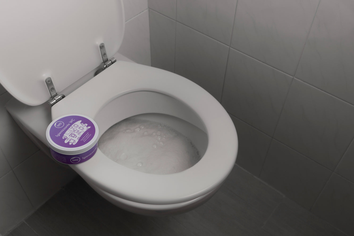 vater con schiuma con contenitore del prodotto igienizzante wc